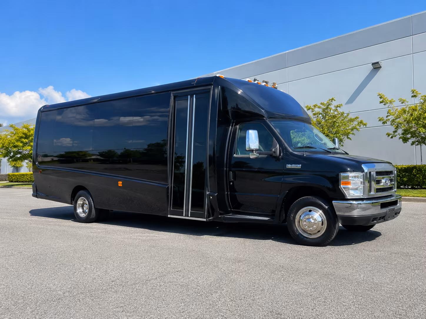 Nashville Winery Tour & Pub Crawl Transportation party bus exterior